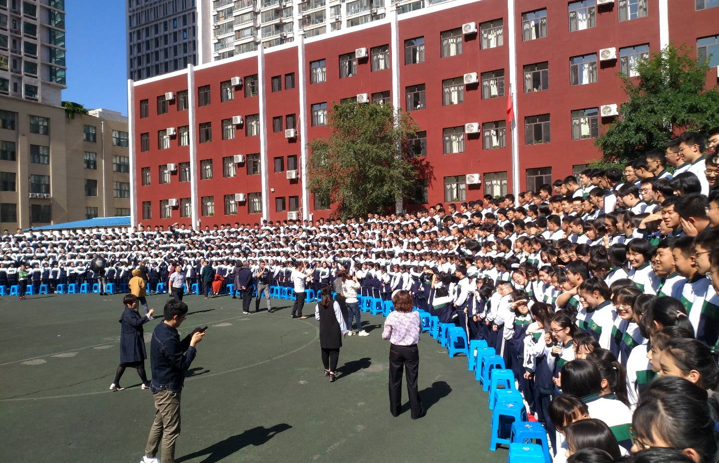 沈阳毕业<a href='/services/daheyingpaishe.html' target='_blank'><u>大合影</u></a>拍摄